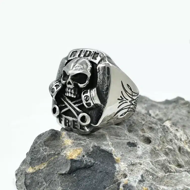 Bague biker tête de mort