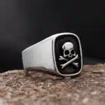 Chevalière pirate tête de mort