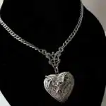 Collier médaillon chauve-souris - 1