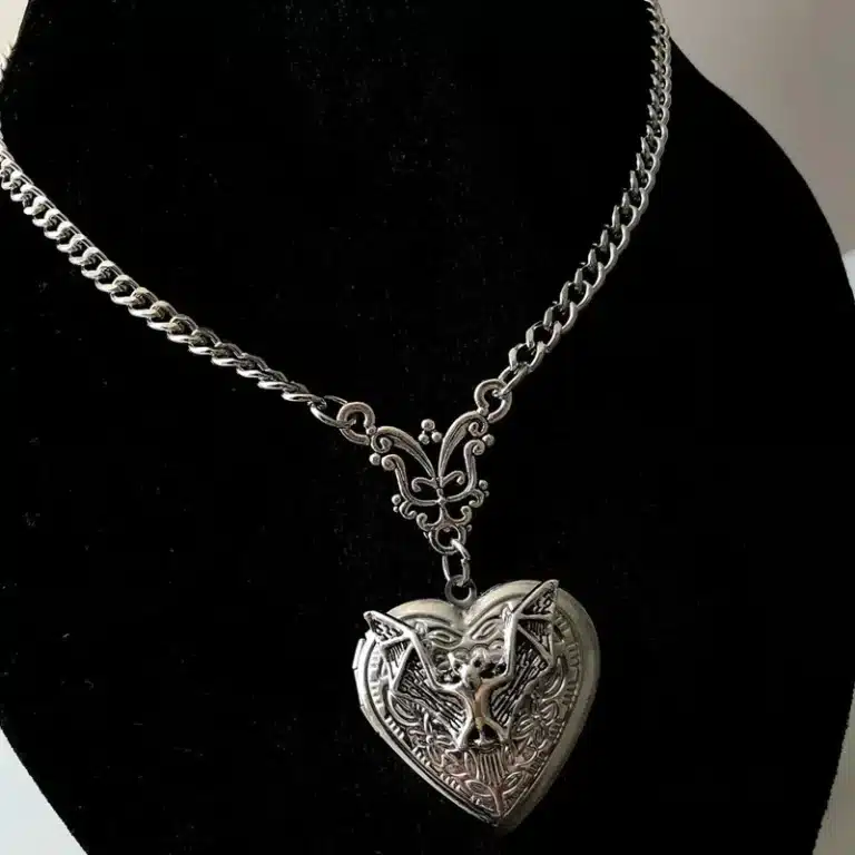 Collier médaillon chauve-souris - 1