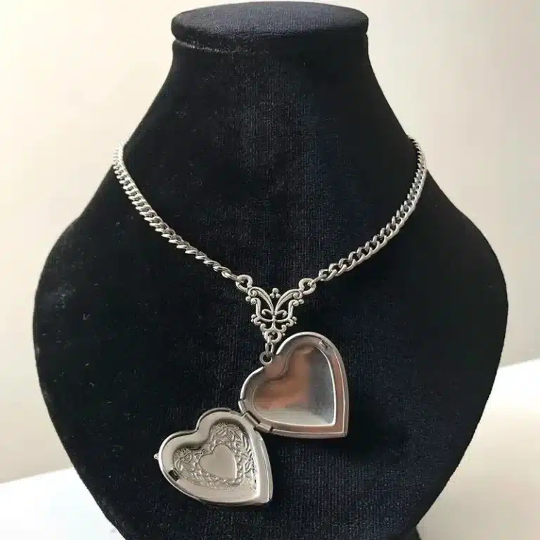 Collier médaillon chauve-souris