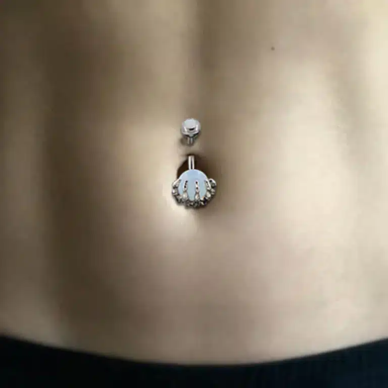 Piercing nombril main squelette