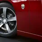 Badge tête de mort fissurée voiture