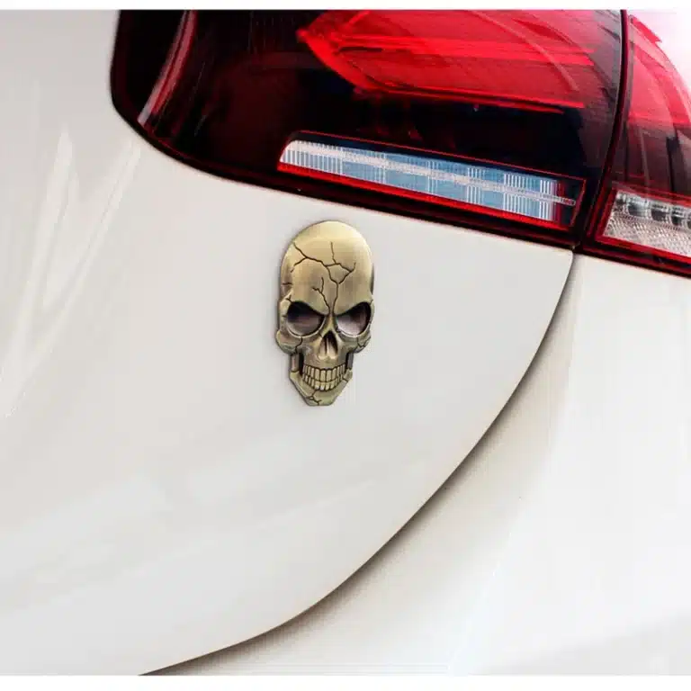 Badge tête de mort fissurée voiture
