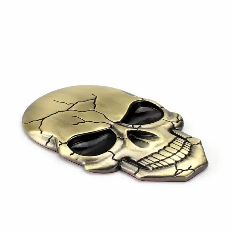 Badge tête de mort fissurée voiture