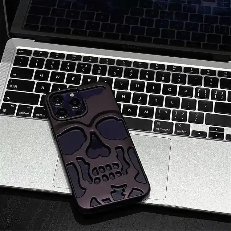Coque Iphone relief tête de mort