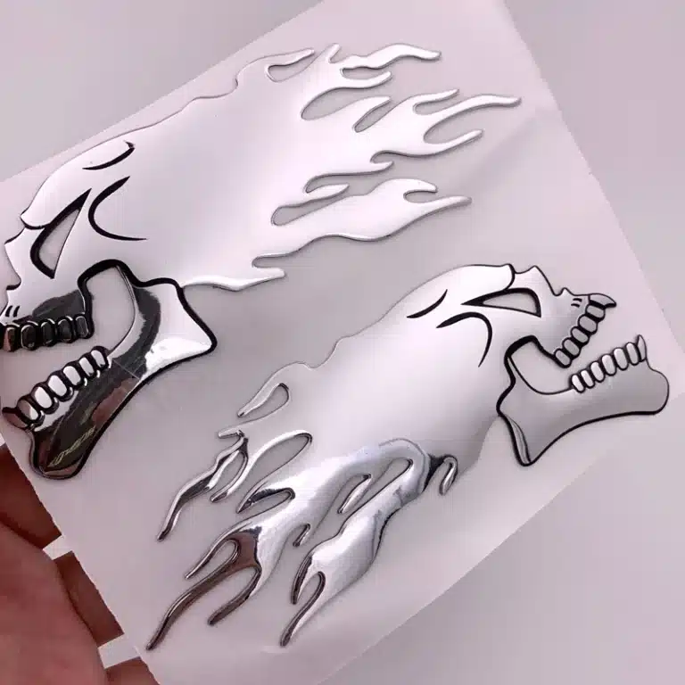 Sticker casque tête de mort flammes
