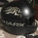 Sticker casque tête de mort flammes