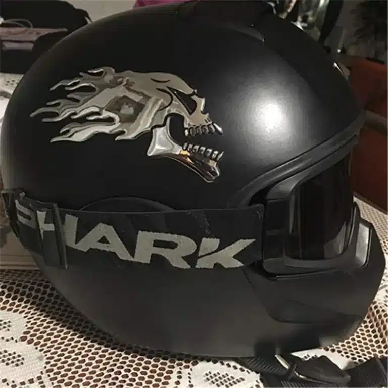 Sticker casque tête de mort flammes